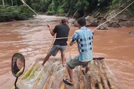 Để giữ bè không trôi theo dòng nước, người dân phải dùng sức bám chặt vào dây thừng dòng dọc ngang suối. 