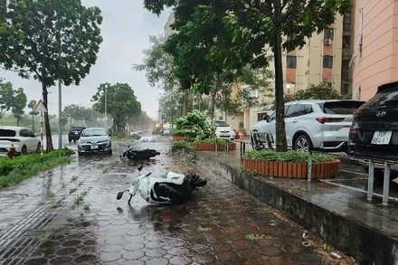 Phương tiện giao thông bị quật đổ do gió mạnh tại khu vực Cổ Nhuế, chiều 19/7/2025. (Ảnh: Báo Nhân Dân)