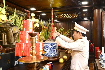Bộ trưởng Lương Tam Quang thành kính dâng hoa, dâng hương trước anh linh Chủ tịch Hồ Chí Minh. (Ảnh: Cổng thông tin điện tử Bộ Công an)