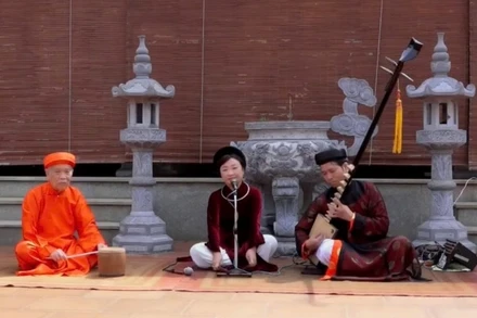 Nghệ nhân Ưu tú Phương Hồng (giữa) biểu diễn ca trù tại đình Đắc Sở, thành phố Hà Nội. (Ảnh nhân vật cung cấp)