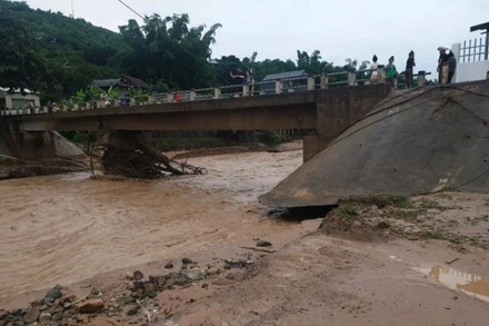 Mưa kéo dài gây lũ lớn kéo về trong đêm tại các xã của huyện Sông Mã cũ đã gây thiệt hại nhiều về hoa màu, nhà cửa của người dân. (Ảnh: THU QUỲNH)