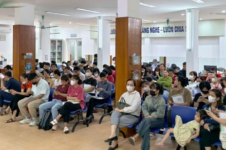 Người lao động chờ làm thủ tục hưởng trợ cấp thất nghiệp tại Trung tâm Dịch vụ việc làm Hà Nội.