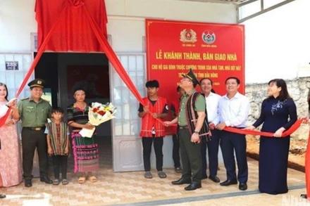 Thứ trưởng Công an Phạm Thế Tùng cùng các đại biểu thực hiện thủ tục trao nhà cho gia đình ông K’Srai, bon Ting Wel Đơm, xã Đắk Nia), là hộ gia đình có hoàn cảnh đặc biệt khó khăn được trao tặng nhà từ nguồn kinh phí hỗ trợ của Bộ Công an.