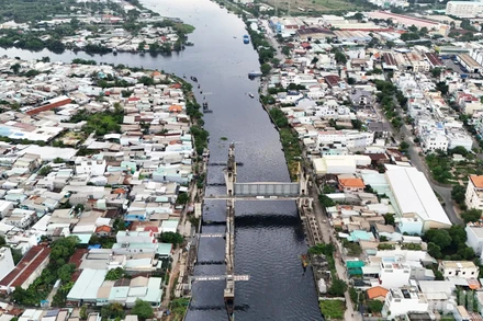 Dự án ngăn triều bị “treo” khiến hàng chục hộ dân sinh sống dọc đường Phú Định ngay cạnh công trình, phải oằn mình chống chọi với ngập nước.