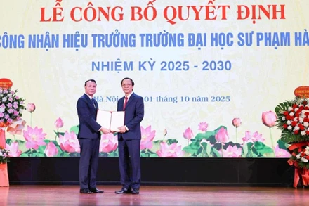 Thứ trưởng Thường trực Giáo dục và Đào tạo Phạm Ngọc Thưởng trao Quyết định cho Phó Giáo sư, Tiến sĩ Nguyễn Đức Sơn. (Ảnh: THANH TÙNG)