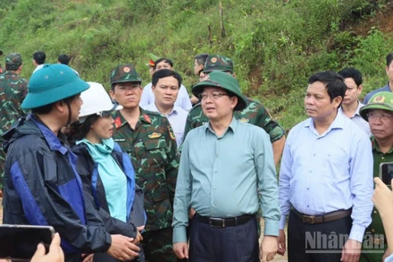 Phó Thủ tướng Hồ Quốc Dũng kiểm tra công tác khắc phục sạt lở tuyến đường Trà Lâm-Trà Hiệp, xã Thanh Bồng.