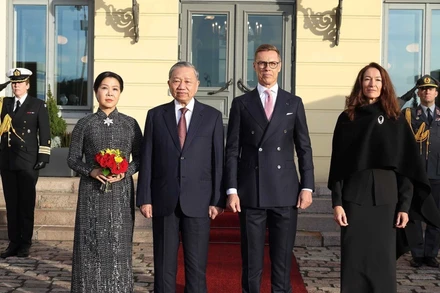 Tổng thống Cộng hòa Phần Lan Alexander Stubb và Phu nhân chủ trì Lễ đón chính thức Tổng Bí thư Tô Lâm và Phu nhân thăm chính thức Cộng hòa Phần Lan. (Ảnh: Thống Nhất/TTXVN)