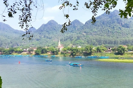 Thuyền đưa khách đi tham quan động Phong Nha.