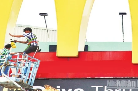 Người lao động cần nâng cao ý thức, trách nhiệm trong vấn đề bảo đảm an toàn lao động cho chính mình. (Ảnh: THẾ ANH) 