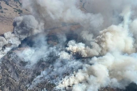 Khói bốc lên từ đám cháy rừng tại British Columbia, Canada năm 2024. (Ảnh: THX/TTXVN)