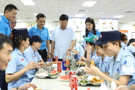 “Bữa cơm công đoàn” - một hoạt động thiết thực và nhân văn, góp phần xây dựng quan hệ lao động hài hòa, ổn định và tiến bộ. (Ảnh: NGỌC ÁNH)