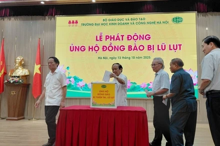 Lãnh đạo Trường đại học Kinh doanh và Công nghệ Hà Nội tham gia quyên góp ủng hộ đồng bào vùng lũ, sáng 13/10/2025.