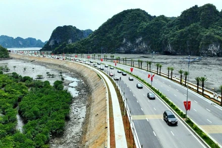 Đường bao biển Hạ Long-Cẩm Phả tạo thuận lợi phát triển du lịch, vận tải cho địa phương.