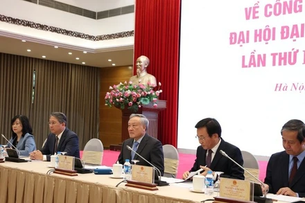 Đồng chí Nguyễn Hòa Bình, Ủy viên Bộ Chính trị, Phó Bí thư Thường trực Đảng ủy Chính phủ, Phó Thủ tướng Thường trực Chính phủ, Trưởng Tiểu ban Tuyên truyền Đại hội chủ trì họp báo. (Ảnh: VGP)