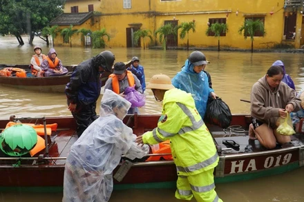 Công an phường Hội An, thành phố Đà Nẵng trực tại các điểm, đón người dân di tản. (Ảnh: THANH TÂM)