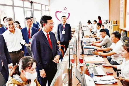 Lãnh đạo Ủy ban nhân dân tỉnh Lâm Đồng gặp gỡ, trao đổi với cán bộ, công chức Trung tâm Phục vụ hành chính công xã Nhân Cơ.