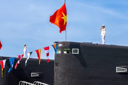 Trọn lời thề giữ biển. Sinh thời Chủ tịch Hồ Chí Minh từng dạy: “Ngày trước ta chỉ có đêm và rừng. Ngày nay, ta có ngày, có trời, có biển. Bờ biển ta dài, tươi đẹp, ta phải biết giữ gìn lấy nó”. Khắc ghi lời dạy của Người, lớp lớp các thế hệ cán bộ, chiến sĩ Hải quân nhân dân Việt Nam anh hùng nói chung, cán bộ, thủy thủ Lữ đoàn tàu ngầm 189 nói riêng đã và đang ra sức chiến đấu, học tập để giữ trọn lời thề với Đảng, Tổ quốc và nhân dân.