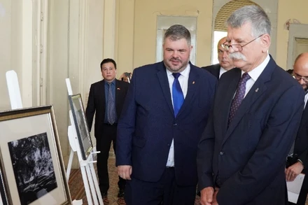 Chủ tịch Quốc hội Hungary Kover Laszlo và các đại biểu tham quan triển lãm ảnh. (Ảnh: Trung Tuyến/TTXVN)