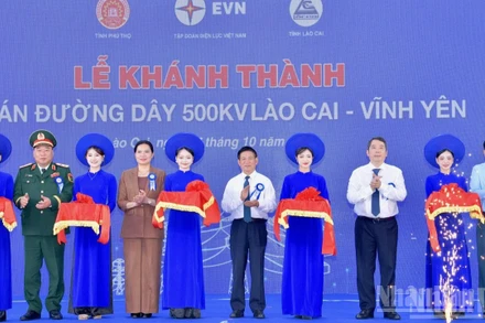 Phó Thủ tướng Chính phủ Hồ Đức Phớc cùng các đồng chí lãnh đạo thực hiện nghi thức cắt băng khánh thành Dự án đường dây 500kV Lào Cai-Vĩnh Yên. (Ảnh: Thanh Giang)