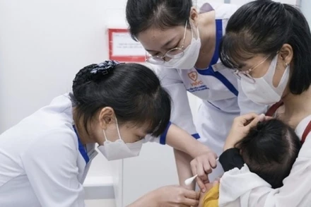 Tiêm vaccine phòng bệnh viêm não mô cầu xâm lấn cho trẻ em.