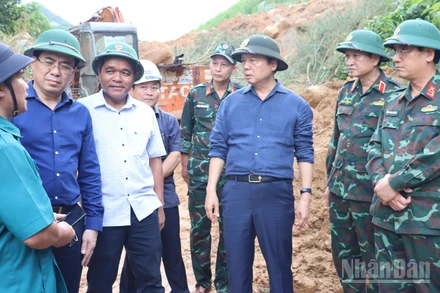Phó Thủ tướng Trần Hồng Hà thị sát điểm sạt lở nghiêm trọng tại Km 15+900, tuyến ĐT.623 Sơn Hà-Sơn Tây (Quảng Ngãi).