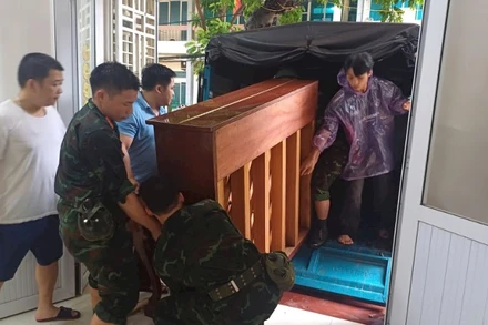 Cán bộ, chiến sĩ Bộ Chỉ huy Quân sự tỉnh Cao Bằng giúp người dân di chuyển tài sản đến nơi an toàn. (Ảnh: MINH TUẤN)