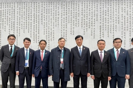 Đồng chí Nguyễn Duy Ngọc thăm Bảo tàng Đảng Lao động Triều Tiên. (Ảnh: Việt Anh)