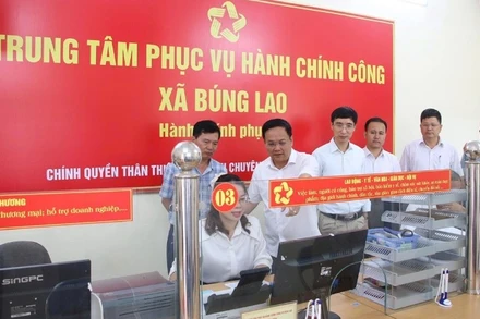 Đoàn công tác Sở Nội vụ Điện Biên kiểm tra vận hành Trung tâm hành chính công tại xã Búng Lao. 