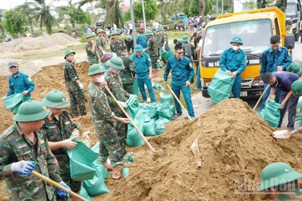 Đoạn sông Vinh vỡ trên đường Vĩnh Giang trong sáng nay. 