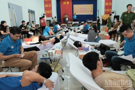 Các tình nguyện viên tham gia hiến máu cứu người.