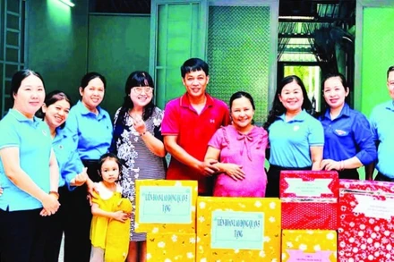 "Mái ấm công đoàn" được trao tặng cho gia đình chị Nguyễn Thị Thùy My là động lực để vợ chồng chị thêm niềm tin vươn lên trong cuộc sống. 