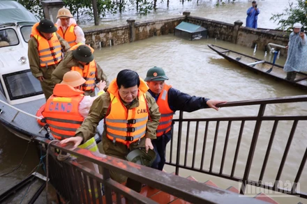 Phó Thủ tướng Mai Văn Chính đến thăm người dân vùng trũng tại xã Diên Sanh, tỉnh Quảng Trị.