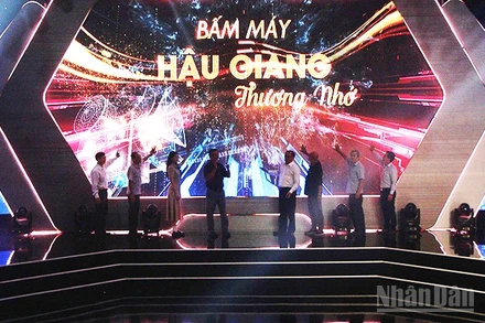 Nghi thức khai máy bộ phim truyền hình “Hậu Giang thương nhớ”.