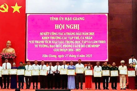 Tặng bằng khen cho các tập thể.