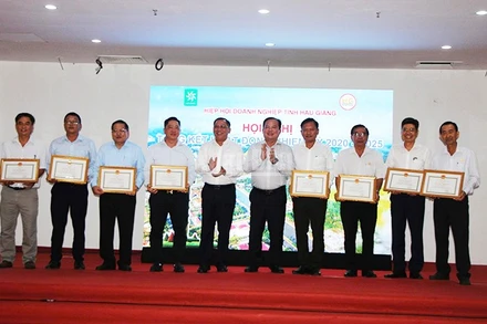 Tặng Bằng khen của Chủ tịch Ủy ban nhân dân tỉnh cho các cá nhân.