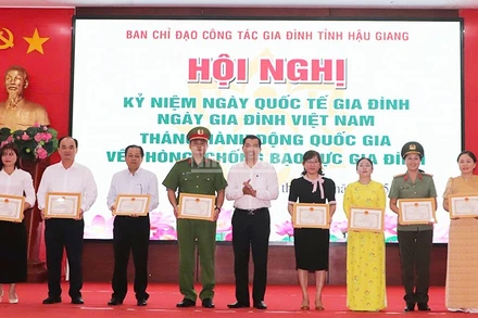 Tuyên dương các tập thể, cá nhân có thành tích xuất sắc trong triển khai thực hiện công tác gia đình và phòng, chống bạo lực gia đình năm 2024.