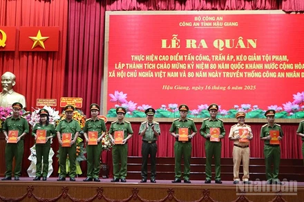 Đại diện các đơn vị nhận lệnh ra quân.