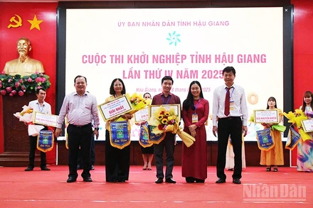 Ban Tổ chức trao Giải Nhất cho các tác giả.