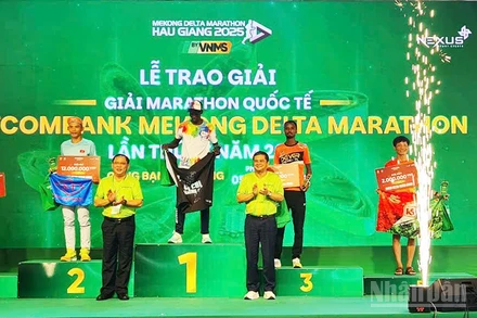 Trao giải cho các vận động viên nam ở cự ly 42km.