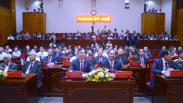 Phó Chủ tịch Quốc hội Trần Quang Phương dự lễ công bố và trao nghị quyết, quyết định tại thành phố Huế. 2.jpg