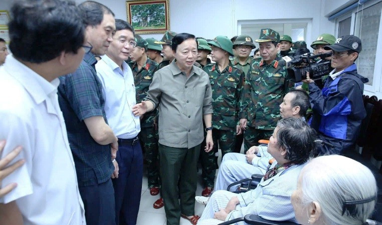 Phó Thủ tướng Trần Hồng Hà đánh giá cao chính quyền địa phương, Bệnh viện Phục hồi chức năng đã khẩn trương di dời an toàn người bệnh. 2.jpg