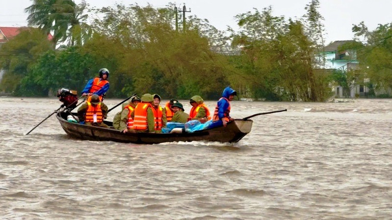 Lãnh đạo thành phố Huế vượt lũ đến thăm hỏi, tặng quà các hộ dân vùng ngập lụt nặng tại xã Quảng Điền. 2-1867.jpg