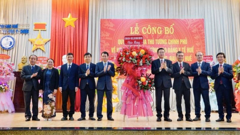 នាយកដ្ឋានវិទ្យាសាស្ត្រ អប់រំ និងសង្គមកិច្ច ទីស្តីការរដ្ឋាភិបាល ជូនផ្កាអបអរសាទរសាលា។ 5-8652.jpg