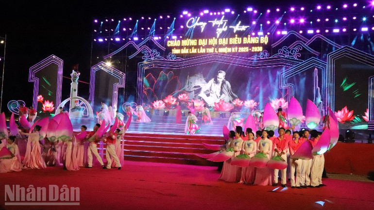 Một tiết mục ca múa ca ngợi Bác Hồ vĩ đại. ndo_bl_img-6128-9868.jpg