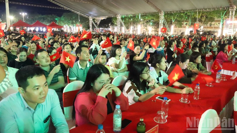 Đông đảo nhân dân tham dự và thưởng thức chương trình nghệ thuật đặc biệt: Đắk Lắk tự hào dưới cờ Đảng quang vinh. ndo_br_img-6123-9989.jpg