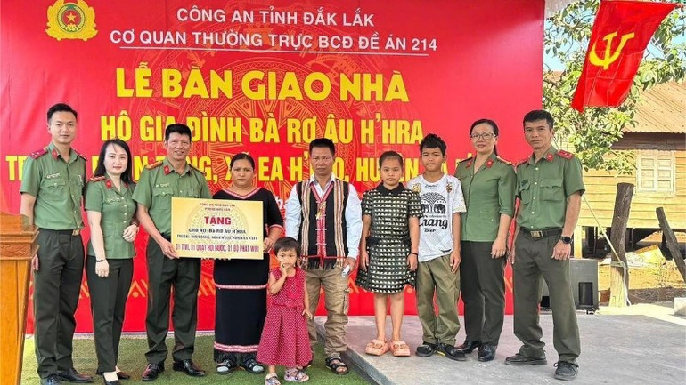 Công an tỉnh Đắk Lắk bàn giao nhà cho hộ nghèo trên địa bàn xã Ea H'leo đưa vào sử dụng. img-0180-7024.jpg