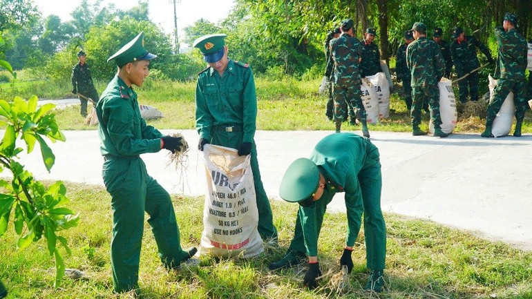Lực lượng Bộ đội Biên phòng thành phố tham gia vệ sinh môi trường, thu gom rác. 19.jpg