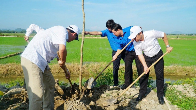Các đại biểu tham gia trồng cây xanh. 12.jpg
