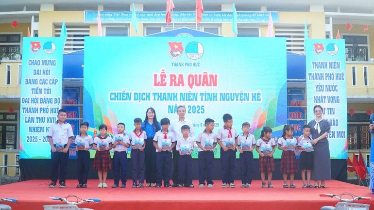 Trao học bổng cho học sinh nghèo tại Trường tiểu học Phú Lương 1. 16.jpg
