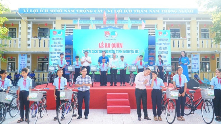 Các đơn vị đồng hành trao xe đạp cho học sinh nghèo. 18.jpg